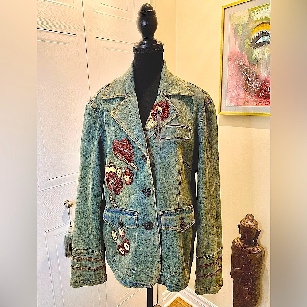Chagall embroidered & appliqué jean jacket. Unique 3 button closure. Fitted 👖